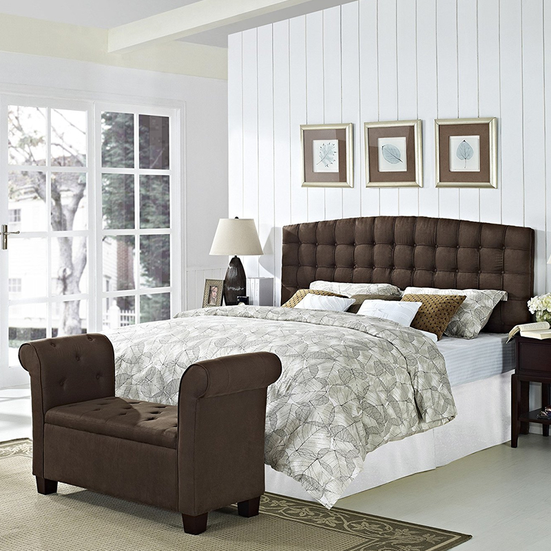 Phòng ngủ được trang trí theo phong cách hiện đại. Ban đầu giường đi cái khăn trải giường